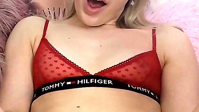 Brunette Tranny jerking in hard dick in solo Webcam