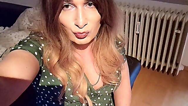 Divy provokes with a beautiful vintage dress from the 60s