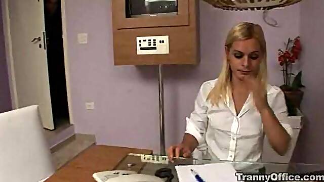 Office banged tranny Thays Claudio