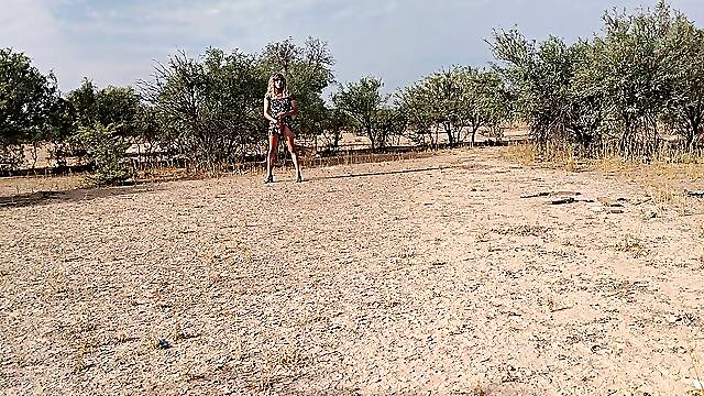 Travesti puta caliente se mete speculum por el booty en publico con minivestido y tacones verdes caliente