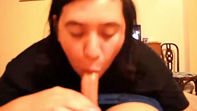 Salgo de viaje con mi amigo y le doy una mamada autentica