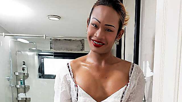 FRANKS TGIRLWORLD - Milk Wants To Share Her Bath Time Play