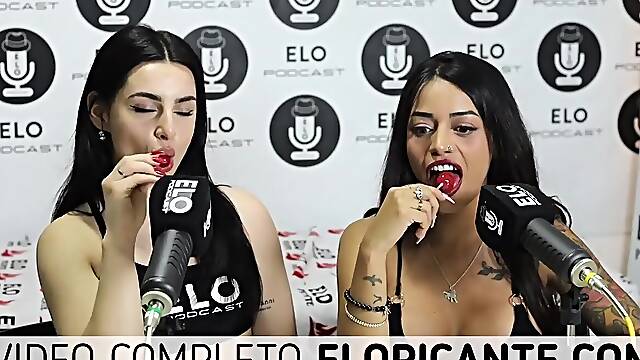 Almendra y Lizzy juegan con el chupete en el cuarto picante