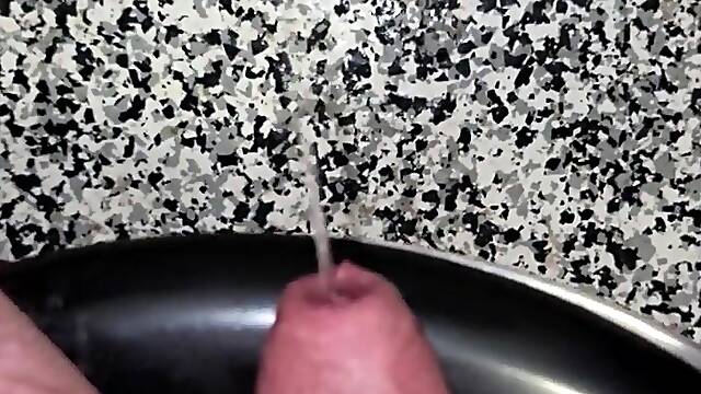 Sitting on the latrine pissing - Short Vid