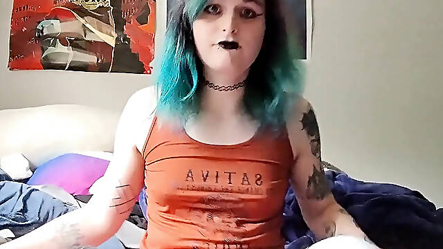 Gothic Vixen Destroys Her Gap for Your Entertainment