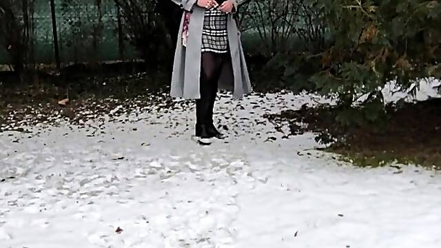 Winter in garden - outfit with ebony boots and hose