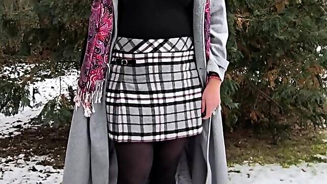 Winter in garden - outfit with ebony boots and hose