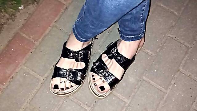 Crossdressing - platform sandals with skinny jeans