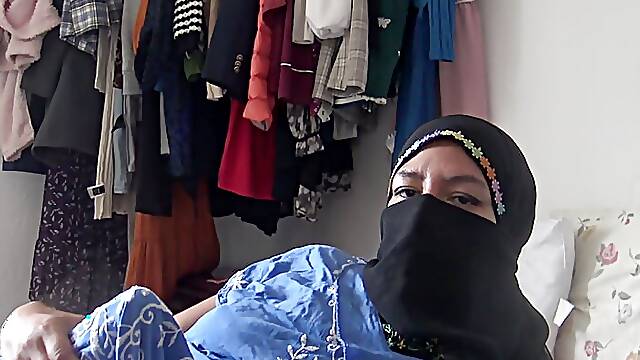 Arabic egyptian shemale with big dick wants to have anal sex