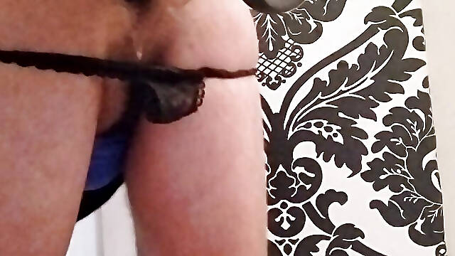 Cagnettatrav massive dildo anal dripping