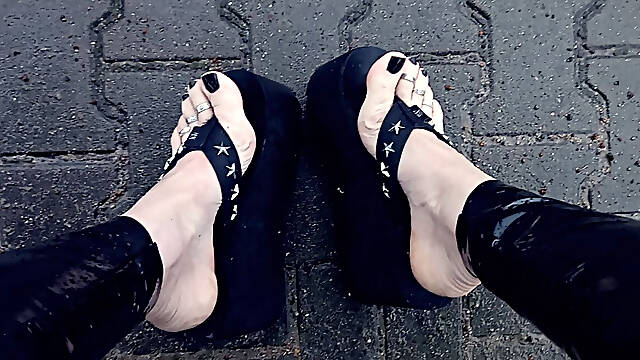 Wet feet, platform thongs and latex leggings - public crossdressing