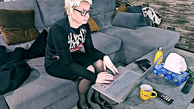 I Had to Choose Between Working or Using a Dildo on My Mature MILF Pussy